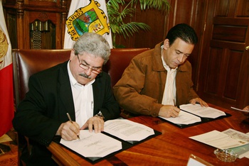 Firman el gobernador Humberto Moreira y el embajador de cuba Manuel Aguilera el convenio de colaboración en materia educativa en México