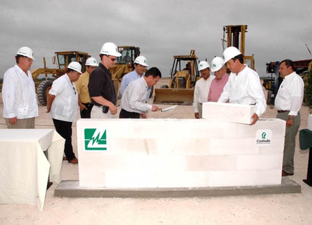 El gobernador de Coahuila coloca primera piedra de empresa Littelfuse