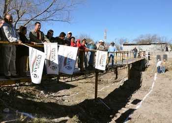 el Alcalde Raúl Vela Erhard puso en marcha la obra de construcción de un puente vehicular que servirá como vía de comunicación entre las colonias Lázaro Cárdenas y Tierra y Esperanza.