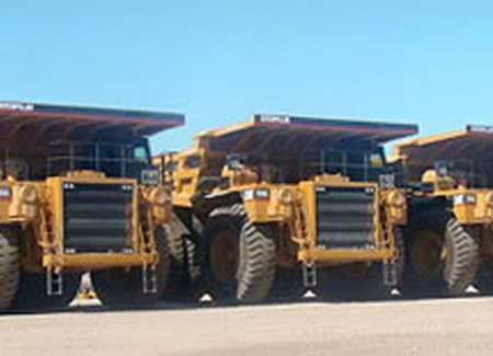 Nueva flotilla de camiones adquiridos para operar en el mineral de Hércules, Coahuila con capacidad de 180 toneladas.