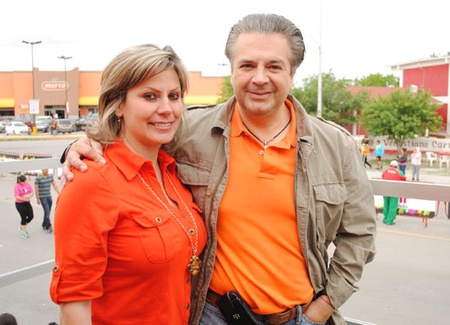 El presidente municipal de Acuña, Evaristo Lenin Pérez, acompañado de su esposa, Esther Talamás. El alcalde anunció que se busca invertir 20 mdp en dos museos en el Centro Histórico.