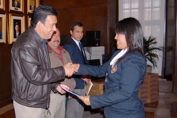 El Profesor Moreira Valdés hizo entrega de la constancia a Ángela Hernández Molano, alumna de tercer grado, que ampara las computadoras que habrán de servir en la preparación profesional de los futuros maestros.