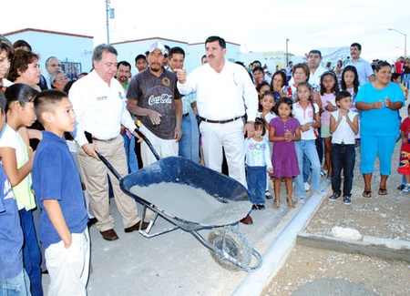 El alcalde Alberto Aguirre realiza el arranque de la construcción de la Plaza en el Fracc. Villa Milenio.
