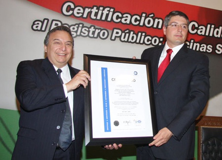 Armando Luna Canales, recibió la certificación de calidad ISO 9001- 2000 para las oficinas del Registro Público de las ciudades de Saltillo y Piedras Negras