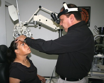 Durante cerca de tres semanas el oftalmólogo atendió a 60 pacientes diabéticos y más de un 50% de éstos resultó con cierto grado de  retinopatía, mismos que fueron orientados para un tratamiento temprano y oportuno.