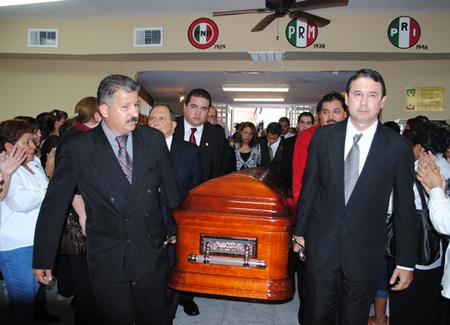 Manuel Alanis y Marcos Vilarreal Suday, presidentes del PRI en Piedras Negras y Acuña, respectivamente, cargan el féretro de Pepe Maldonado (qepd)
