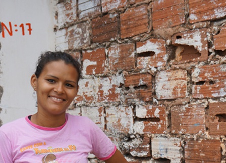 Welenice Lima, de San Luis (Marañón), puede alimentar y educar a sus dos hijos con la ayuda del programa Bolsa Familia. Mariana Ceratti / Banco Mundial.