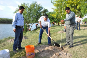 El Secretario del Medio Ambiente de Coahuila, Juan Francisco Martínez Ávalos, acompañado por el Director de Imagen Urbana y Ecología del Municipio, Conrado Hurtado Valdez