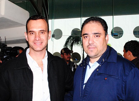 El director de Fomento Económico, Jorge Ramón Montemayor, acompañado del gerente de planta de Takata Antonio Rivera.