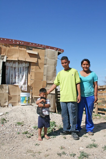 Eduardo Delgadillo Lucio con su esposa e hijo beneficiarios de un paquete de material de construcción.
