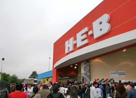 La cadena comercial HEB instaló su tienda departamental 32 en Piedras Negras, Coah.