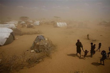 Los refugiados somalíes caminar a través de una tormenta de polvo en un campamento cerca de la ciudad de Dadaab. Una crisis de empeoramiento de la sequía amenaza a 10 millones de personas en el Cuerno de África. foto UNICEF