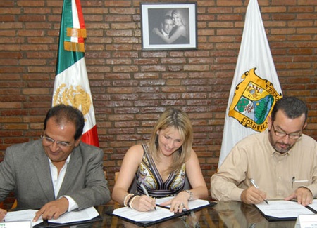 Signa convenio DIF Coahuila con el hospital universitario
