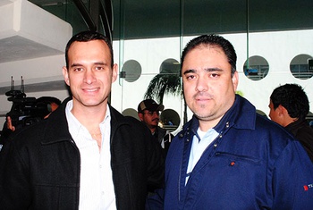 El director de Fomento Económico, Jorge Ramón Montemayor, acompañado del gerente de planta de Takata Antonio Rivera.