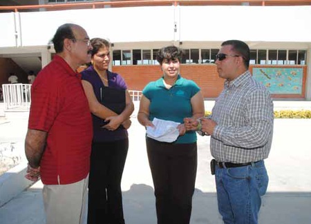 EL C.P. Raul Vela Erhard con el Ing. Domingo Corona.