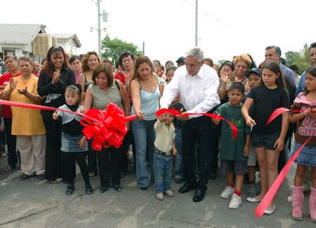 Inaugura el alcalde Chuy Mario Flores obras de pavimentación