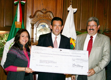 El cheque fue entregado en días pasados al mandatario estatal por Armando Mireles Aguirre, director de Recursos Humanos de Alcoa para México y Centro América, y Nelly Rodríguez Ramos, directora de Recursos Humanos de Alcoa en Torreón.