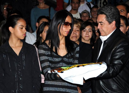 El Gobernador Jorge Torres López ofreció sus condolencias a la familia y entregó a su viuda, la señora Cristina Moreno y a su hija Amanda, el pabellón con el Escudo de Armas de Coahuila. 