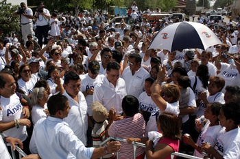 Guillermo Anaya en campaña en Allende