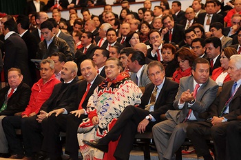 Rubén Moreira aparece junto al gobernador electo de Michoacán, Fausto Vallejo y a la ex dirigente nacional, Beatriz Paredes Rangel.