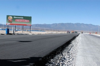 Los trabajos van desde el entronque de la carretera a General Cepeda con la de Zacatecas y llega hasta la empresa Daimler Trucks, empresa de clase mundial que realizó una fuerte inversión en esta parte de Saltillo.