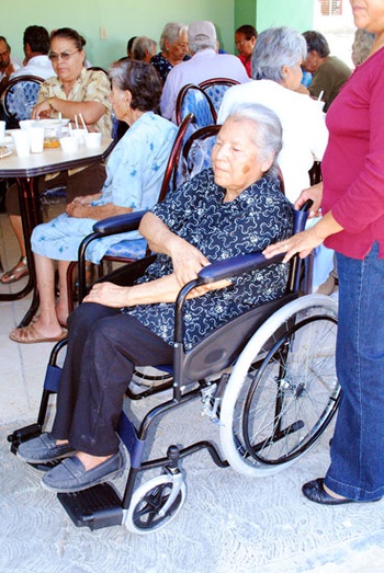 Señora María de Carmen Juárez, beneficiada con una silla de ruedas.