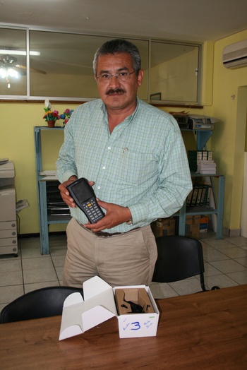 El Ing. Cuauhtémoc Arzola, Coordinador Municipal de SEDESOL muestra el escáner para "cargar" las tarjetas que se entreguen.
