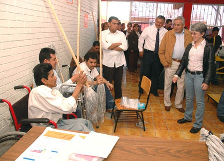 Visita el alcalde Chuy Mario Flores taller de elaboración de escobas y trapeadores en el C.A.M. 23