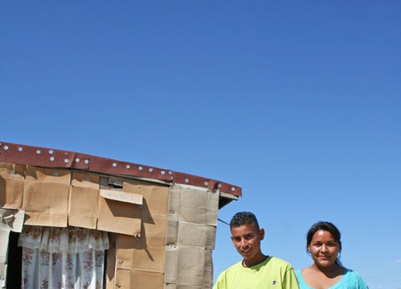 Eduardo Delgadillo Lucio con su esposa e hijo beneficiarios de un paquete de material de construcción.
