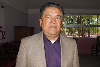 José Luis Coronado Rivera, director de Eduación Municipal, invitó a directivos de escuelas a reportar daños en ventanas y puertas de los salones.