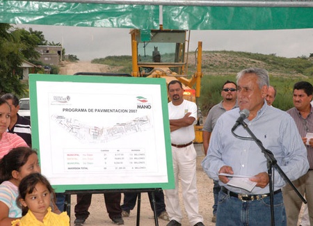 Inicia alcalde obra de pavimentación en la colonia Lázaro Cárdenas