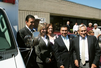 El Gobernador Humberto Moreira, acompañado de la presidenta del DIF Estatal Vanessa Guerrero, el alcalde de Piedras Negras, Raúl Vela, y el diputado Chuy Mario Flores.