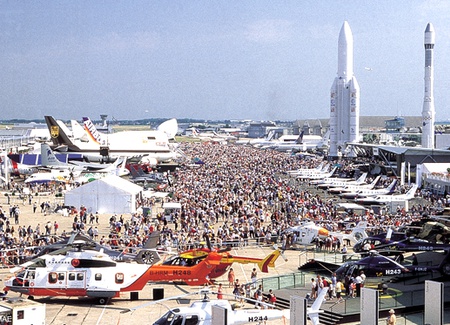 Le Bourget 2007: la exhibición aeroespacial más grande de Europa con un gran programa en el pabellón de la Agencia Espacial Europea en Paris, Francia