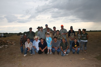 Grupo de cazadores norteamericanos acompañados de los birdboys