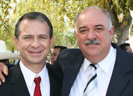 Diputado federal Francisco Saracho Navarro, a la izquierda, acompañado del diputado federal Melchor Sánchez de la Fuente