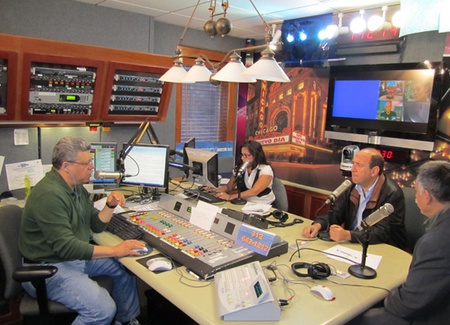 Durante su estancia en Chicago, el diputado federal Rubén Moreira, presidente de la Comisión de Derechos Humanos en San Lázaro, fue invitado a participar en diversos programas de radio y televisión. En la gráfica, en Univisión Radio.