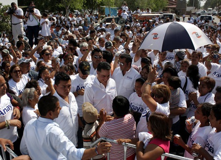 Guillermo Anaya en campaña en Allende