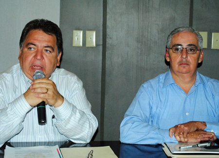 Alcalde de Acuña Alberto Aguirre Villarreal y secretario del Ayuntamiento Martín Faz Ríos, en sesión de cabildo.