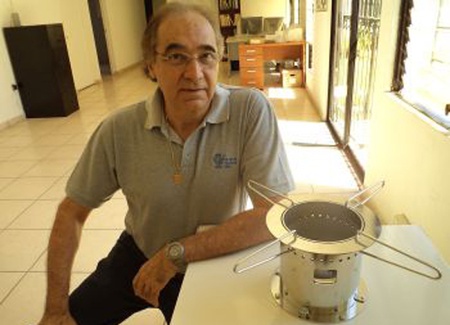 René Núñez celebra que la NASA diga que su invento sea la mejor cocina del mundo. / Crédito:Edgardo Ayala/IPS