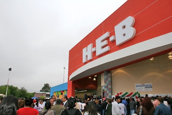 La cadena comercial HEB instaló su tienda departamental 32 en Piedras Negras, Coah.