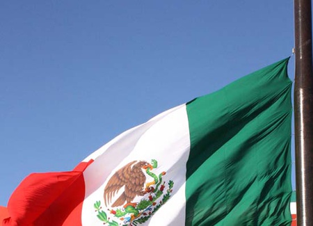 La bandera nacional mexicana en ciudad Acuña, Coahuila, México