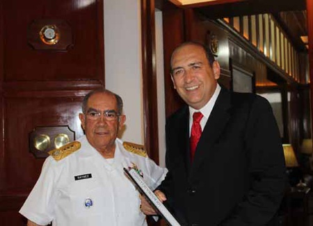 En la gráfica, aparecen el Secretario de la Marina Armada de México, Almirante Mariano Francisco Saynez Mendoza y el gobernador electo de Coahuila de Zaragoza, Rubén Moreira Valdez.