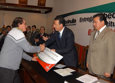 Entrega el gobernador Humberto Moreira becas a alumnos de educación superior.