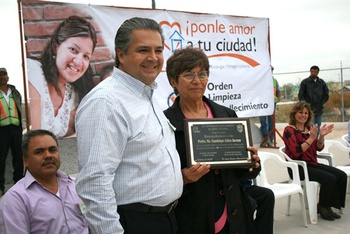 El alcalde Evaristo Lenin Pérez entregó reconocimiento la labor de la profesora María Guadalupe Alfaro Barrera por 51 años de servicio.