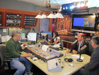 Durante su estancia en Chicago, el diputado federal Rubén Moreira, presidente de la Comisión de Derechos Humanos en San Lázaro, fue invitado a participar en diversos programas de radio y televisión. En la gráfica, en Univisión Radio.