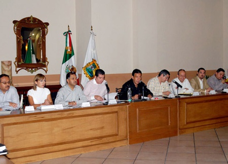Anuncia el gobernador Humberto Moreira a los secretarios y funcionarios de la Administración Programa de Austeridad