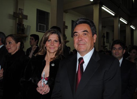 Lic. Jorge Torres, acompañado de su esposa Carlota Llaguno durante la boda de Eduardo Moreira el 27 de Diciembre del 2010