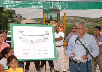 Inicia alcalde obra de pavimentación en la colonia Lázaro Cárdenas