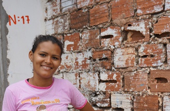 Welenice Lima, de San Luis (Marañón), puede alimentar y educar a sus dos hijos con la ayuda del programa Bolsa Familia. Mariana Ceratti / Banco Mundial.