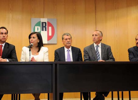 La presidenta del CEN del PRI Cristina Díaz en conferencia de prensa